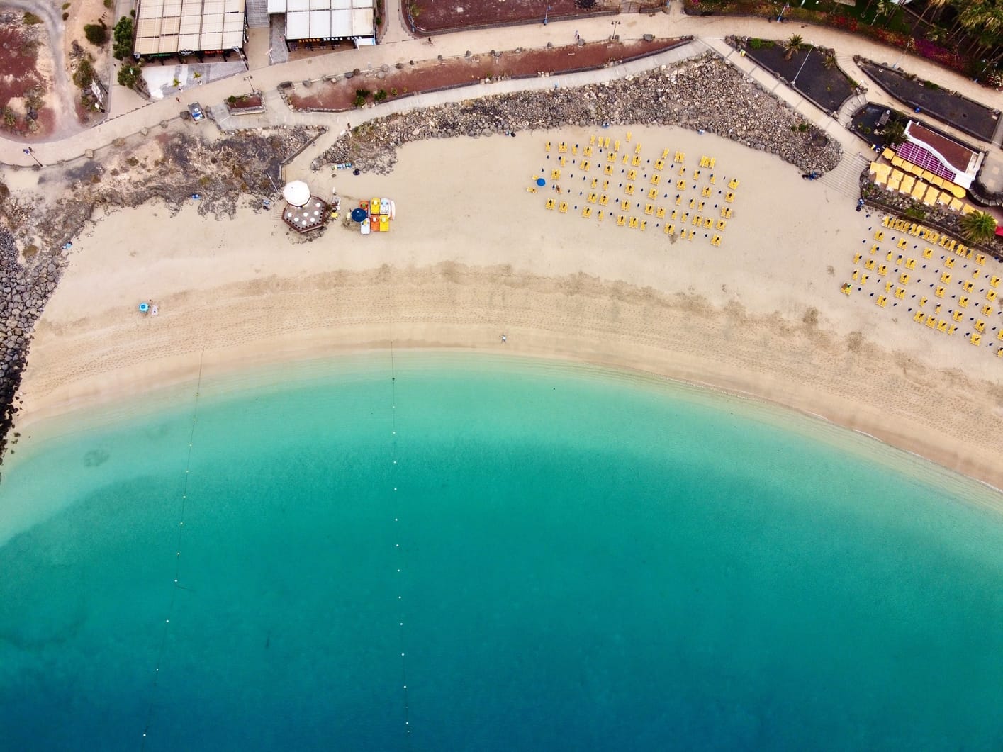 Playa Dorada, una de las playas en Lanzarote en Playa Blanca