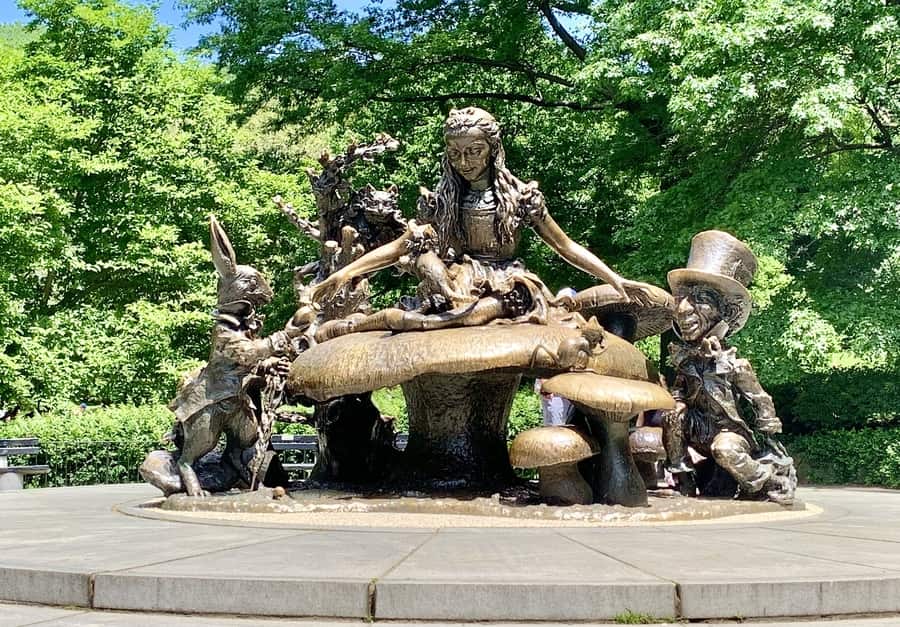 estatua de Alicia en el País de las Maravillas, un clásico que ver en Central Park Nueva York