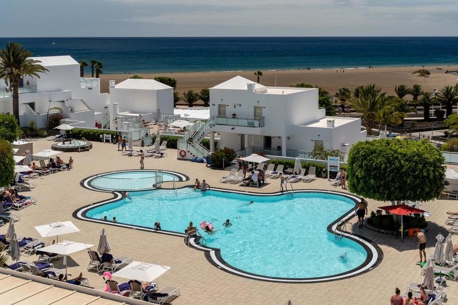 Hotel Lanzarote Village, un un hotel todo incluido en Puerto del Carmen con decoración elegante