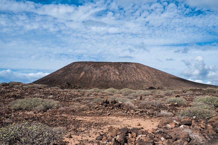 Montaña La Caldera, uno de los volcanes en Fuerteventura en Isla de Lobos)