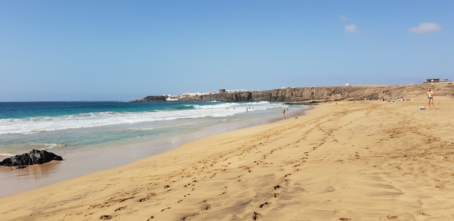 Surfear en la Playa del Castillo, algo que hacer en El Cotillo con amigos