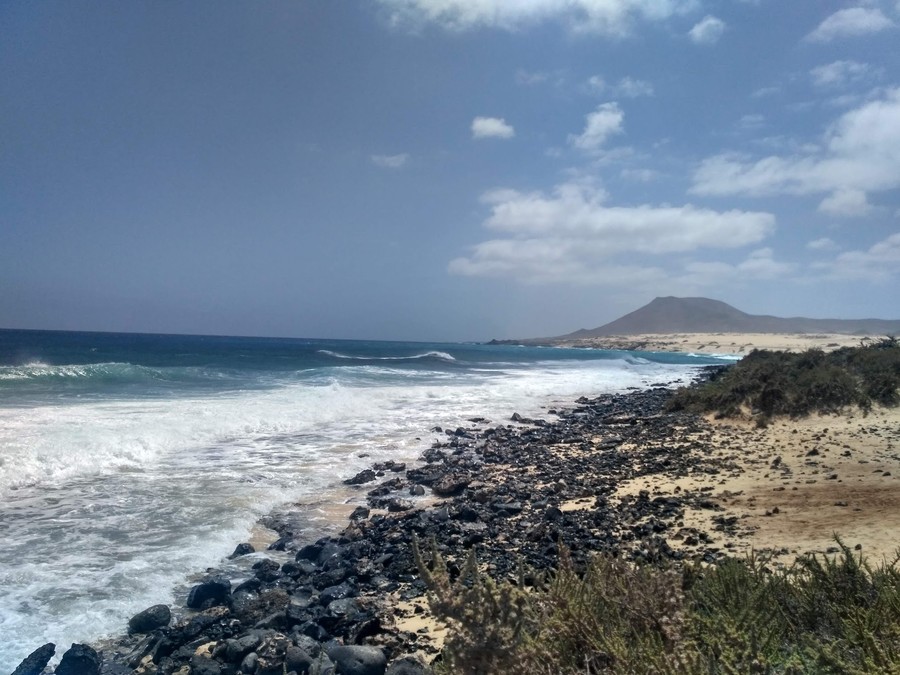 Playa Rosadero, una playa con rocas volcánicas en Corralejo Fuerteventura