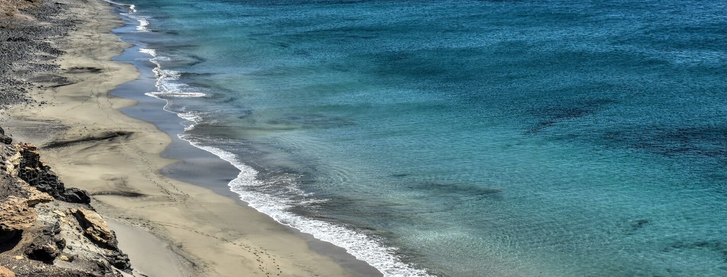 La Playa de la Señora es una de las playas más remotas en Morro Jable donde pasar el día junto al mar