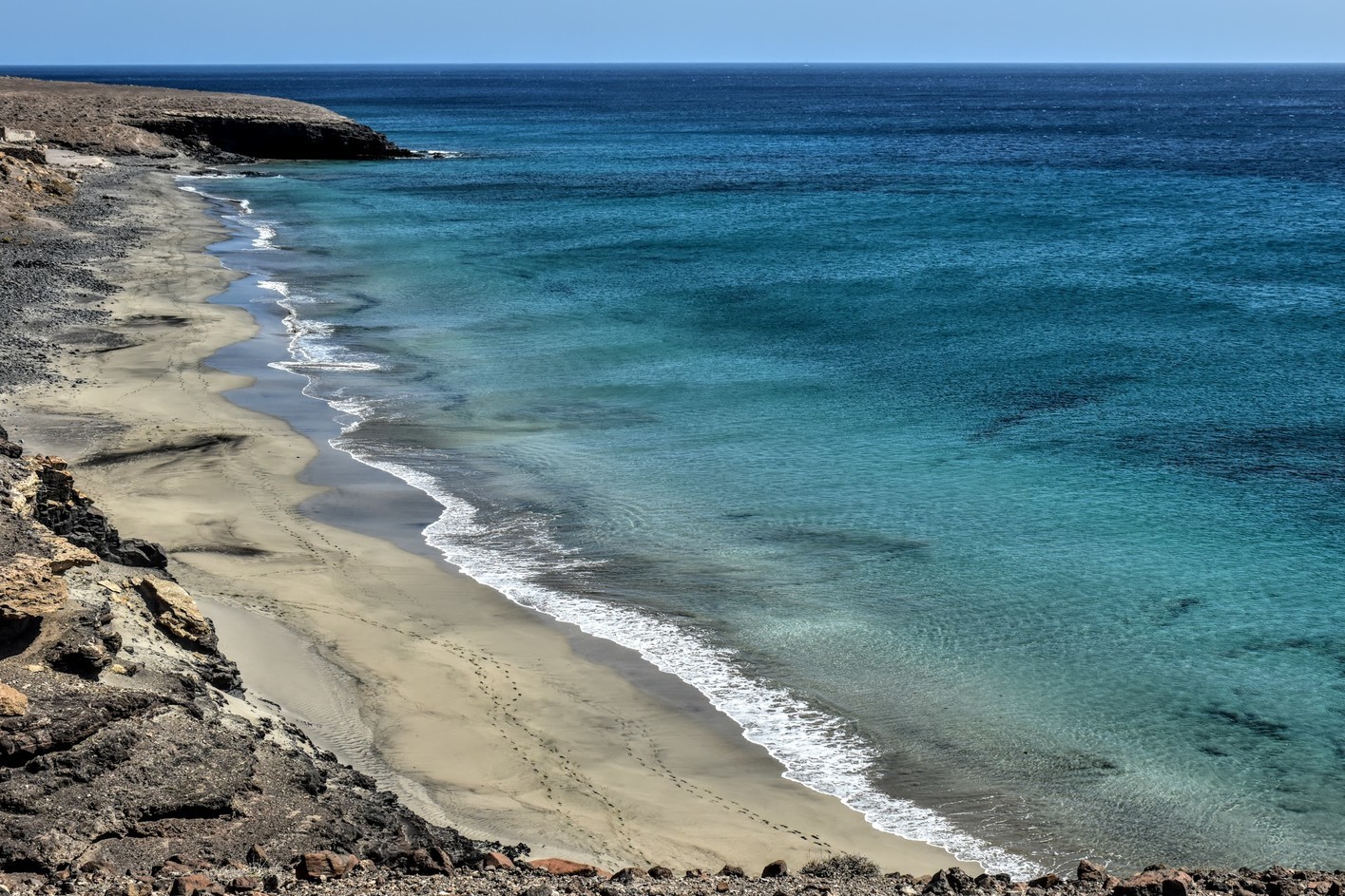 La Playa de la Señora es una de las playas más remotas en Morro Jable donde pasar el día junto al mar