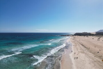 Playa del Médano, una de las playas de Corralejo que puedes visitar en una excursión a Fuerteventura desde Lanzarote