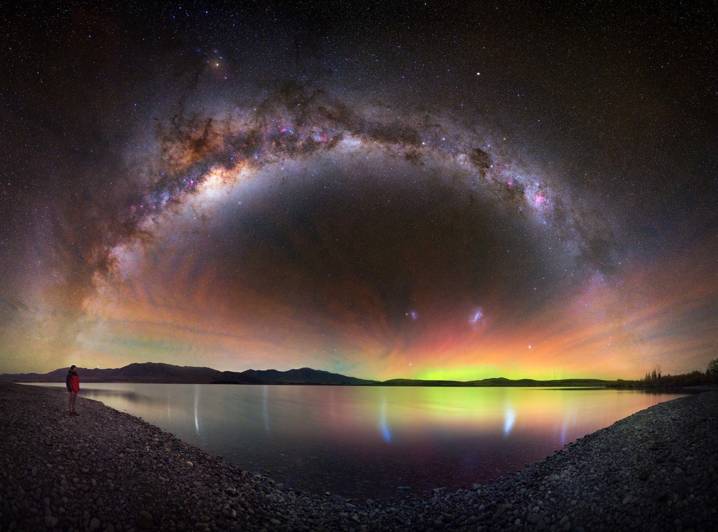 Arco de la Vía Láctea enmarcando una aurora y airglow en el cielo nocturno