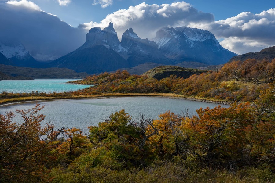 Los Cuernos mountain range during the fall