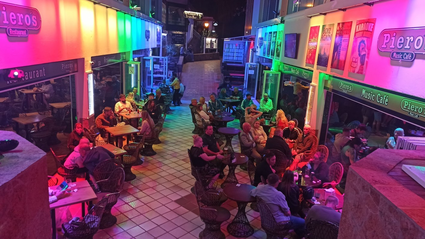 Pieros Music Cafe y Restaurante, una de las discotecas modernas en Fuerteventura