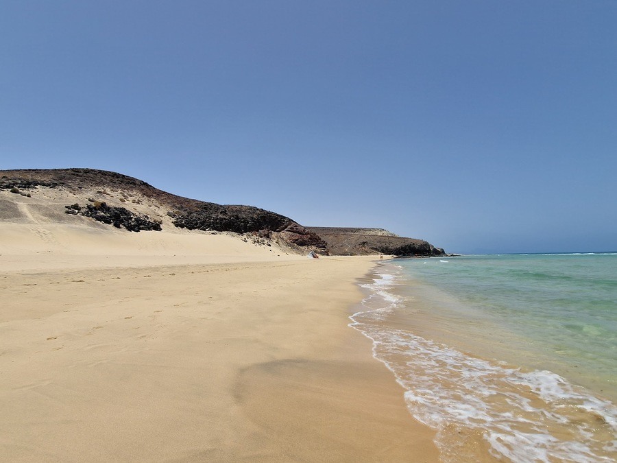 Playa del Mal Nombre, la única playa de Sotavento con alquiler de hamacas y sombrillas