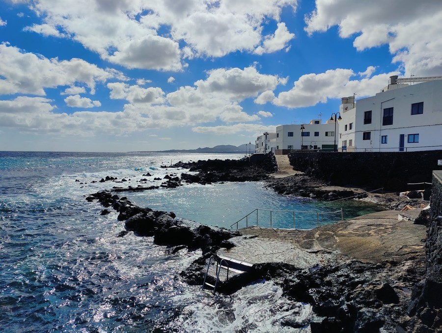 Punta Mujeres, unas piscinas naturales en Lanzarote con ambiente pesquero