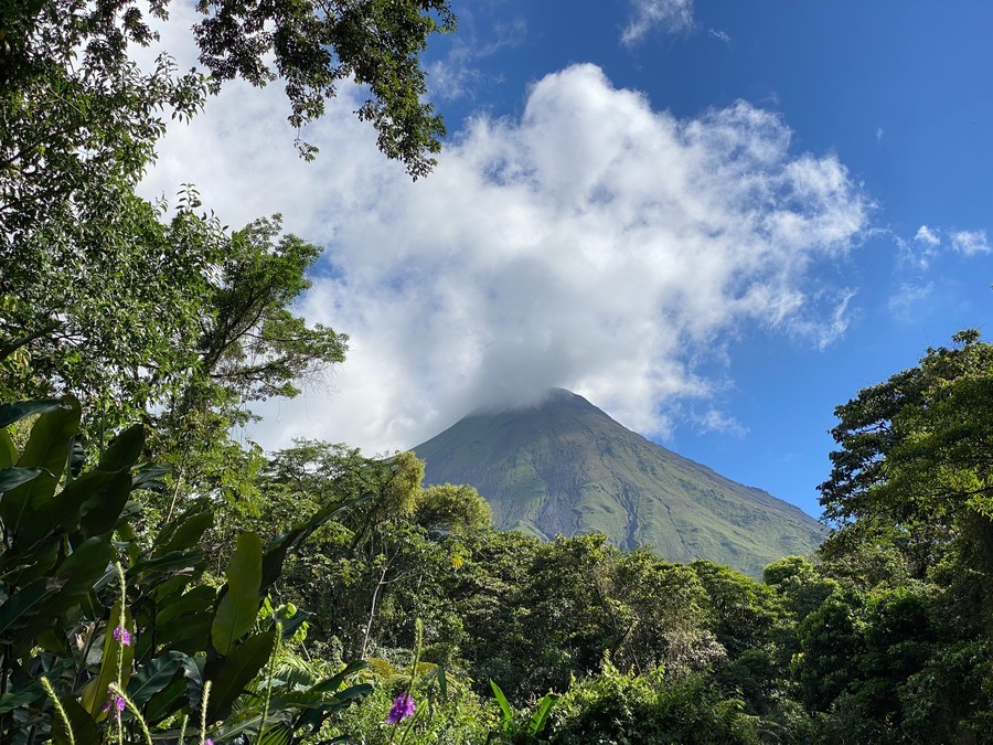 A renal volcano, La Fortuna waterfall, and hot springs, bus tour Costa Rica