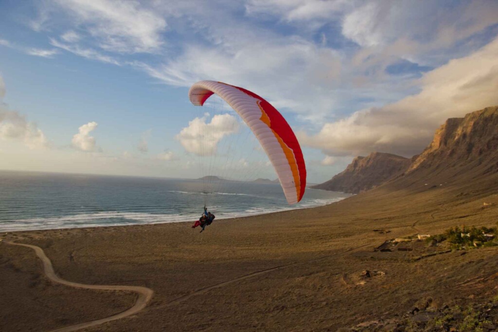 Hacer paragliding, algo que hacer en Caleta de Famara lanzarote si quieres probar algo diferente