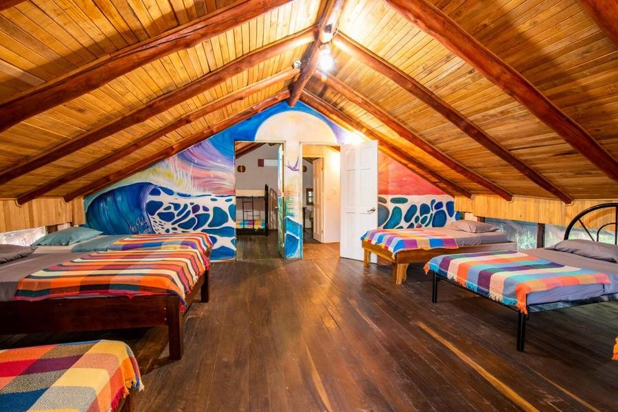 Playa Grande Surf Camp, uno de los mejores hostales con decoración rústica en Tamarindo, Costa Rica