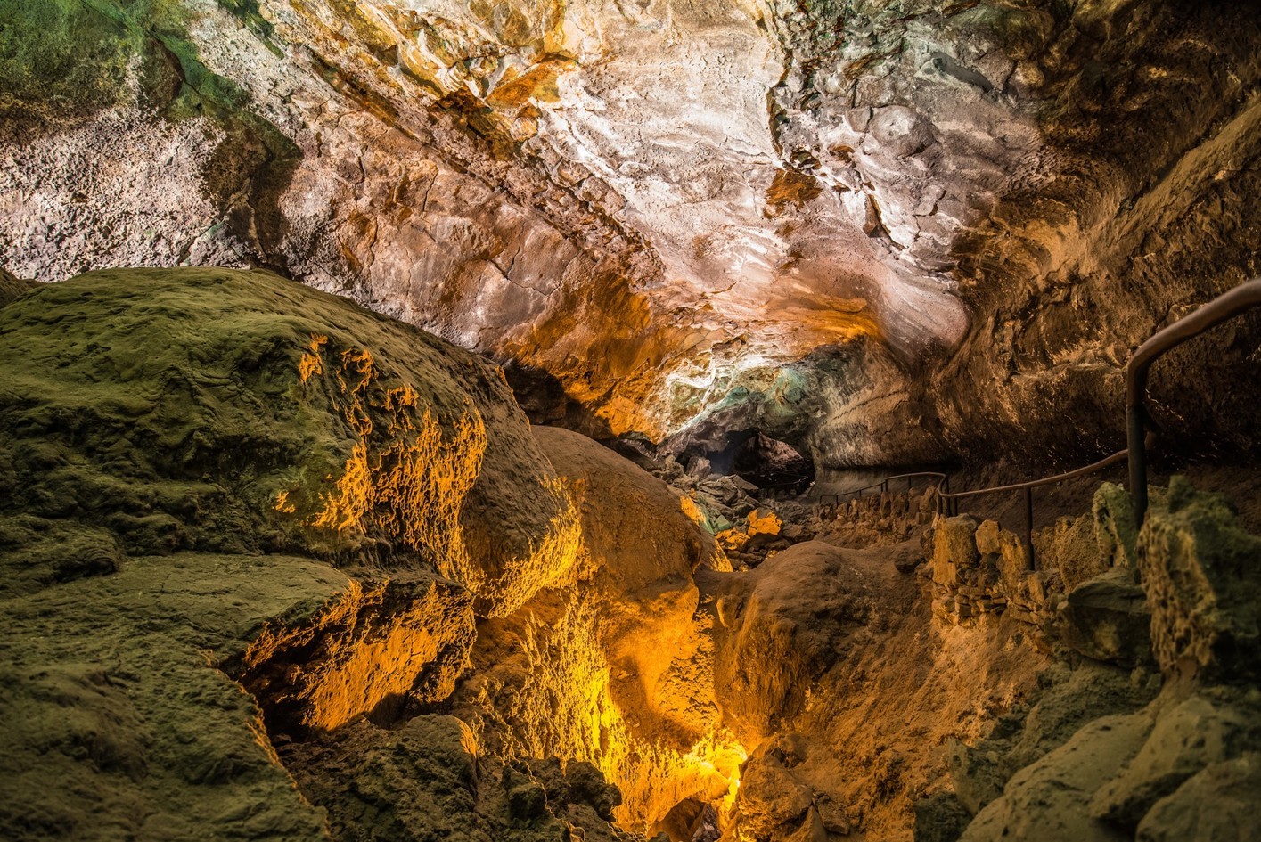 El interior de la Cueva de los Verdes