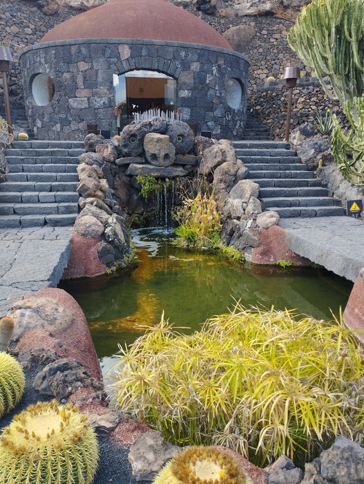 El estanque del Jardín de Cactus en Lanzarote