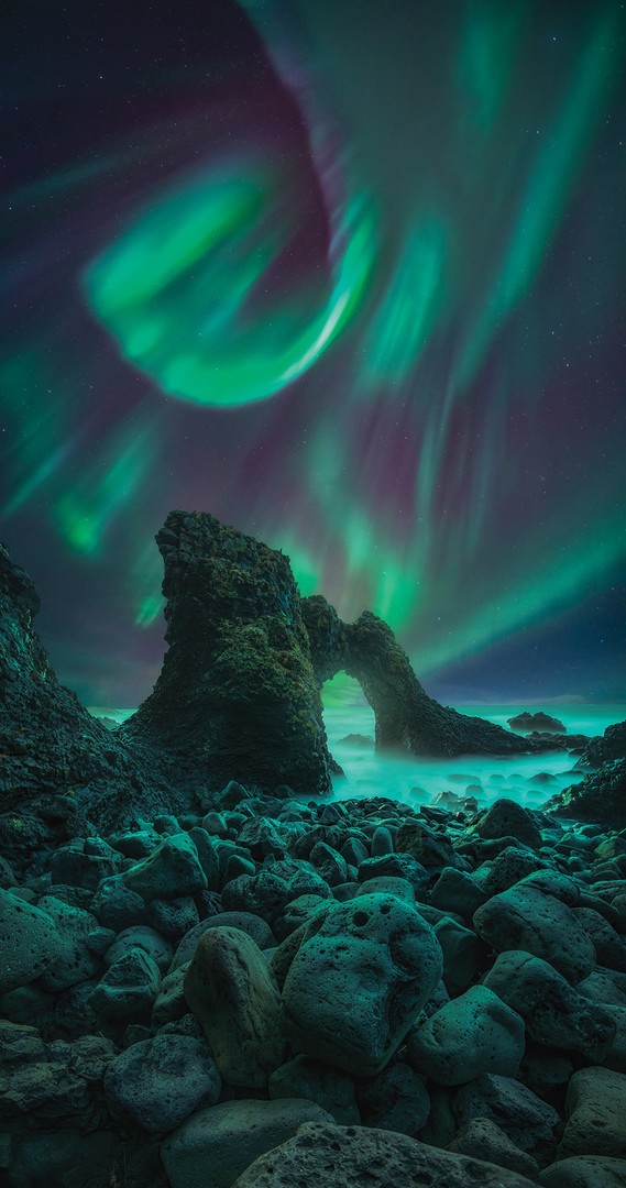 Aurora muy intensa en el cielo nocturno de Islandia