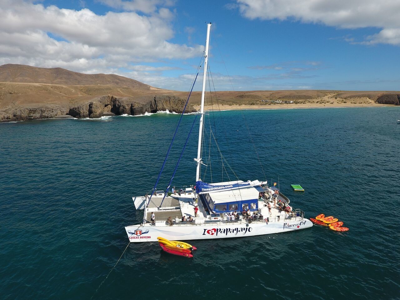 Catamarán por las Playas de Papagayo, uno de los mejores paseos en barco en Lanzarote
