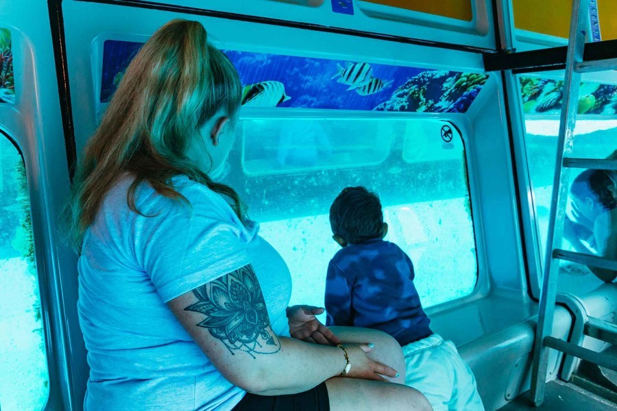 Crucero con fondo de cristal, un paseo en barco en Fuerteventura para toda la familia