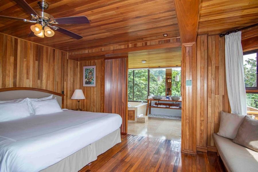Hotel Belmar, one of the most luxurious hotels in Costa Rica with wood decoration