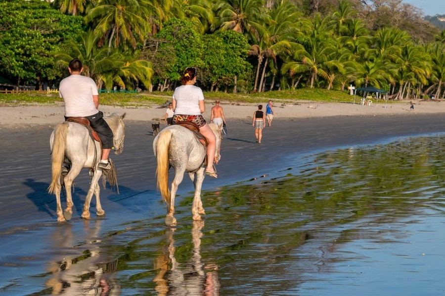Montar a caballo en la Playa Colorada cerca de corcovado