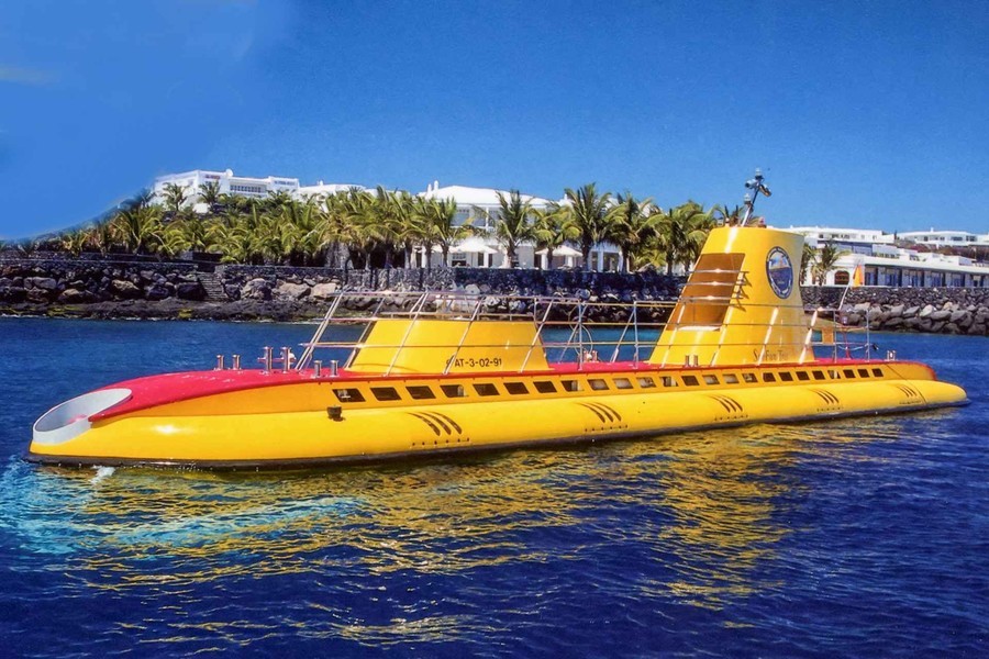 Paseo en submarino por la costa de Lanzarote, una excursión en barco super original