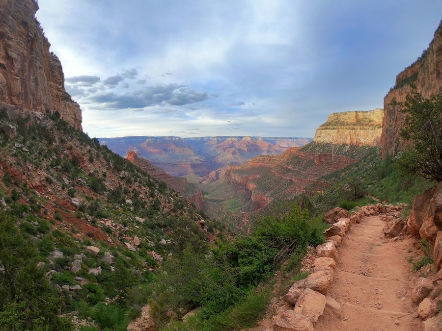 What is the best time to visit Grand Canyon AZ to go hiking