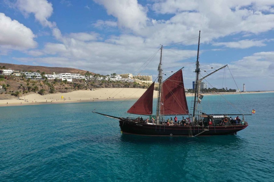Tour en barco pirata por la costa de Fuerteventura