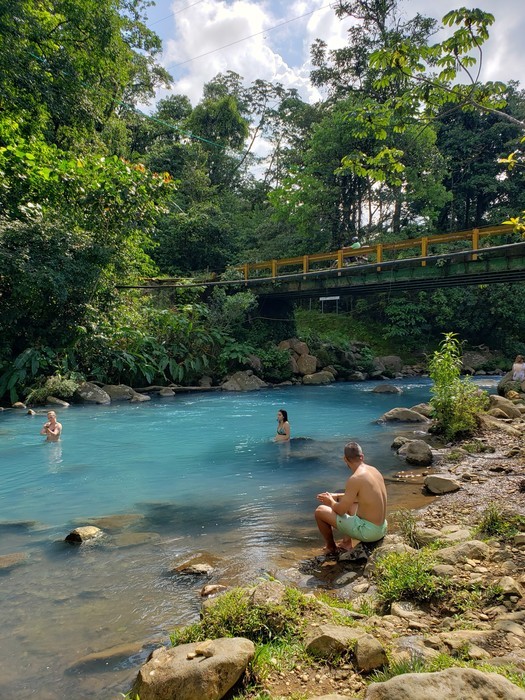 Bañarse en el Río Celeste en Costa Rica, algo que hacer en días calurosos