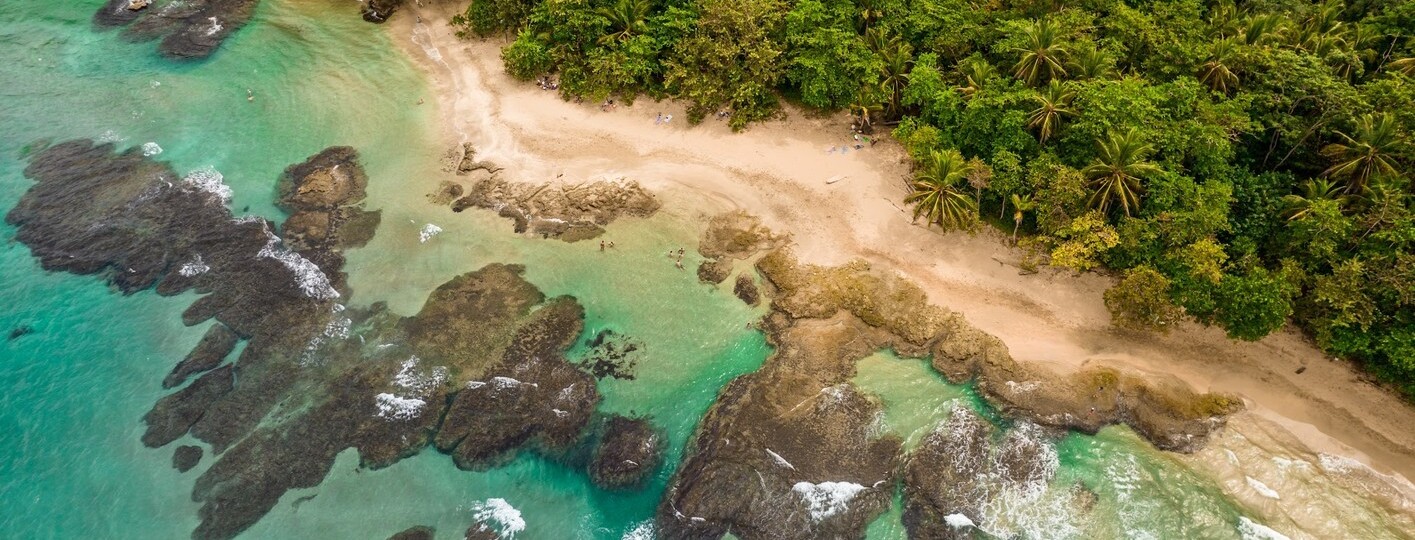 Bañarse en las pozas naturales de Playa Chiquita, algo que hacer en Puerto Viejo en medio de la naturaleza