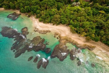 Bañarse en las pozas naturales de Playa Chiquita, algo que hacer en Puerto Viejo en medio de la naturaleza