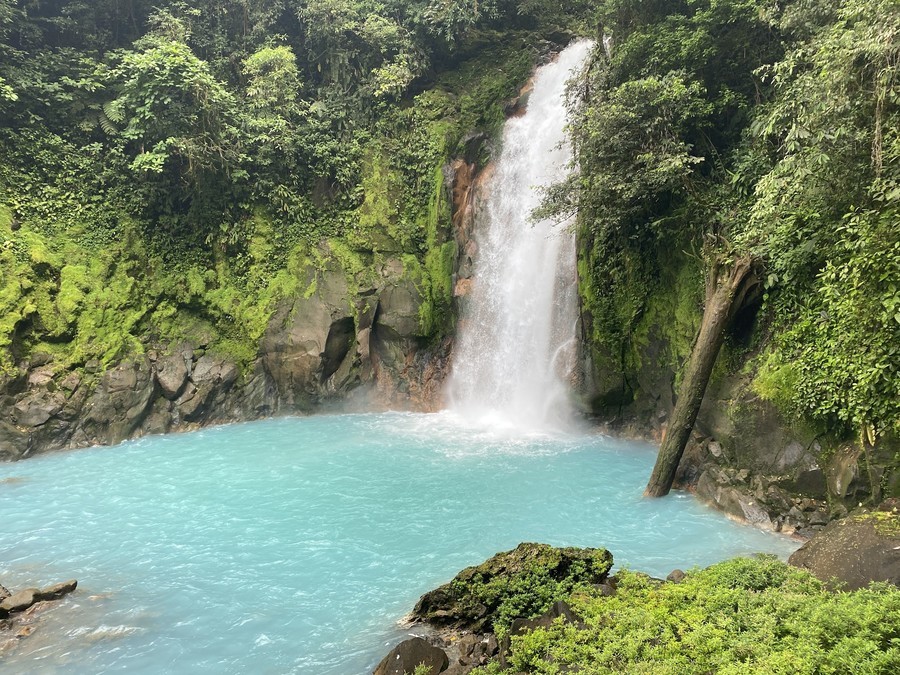 catarata del rio Celeste en Costa Rica