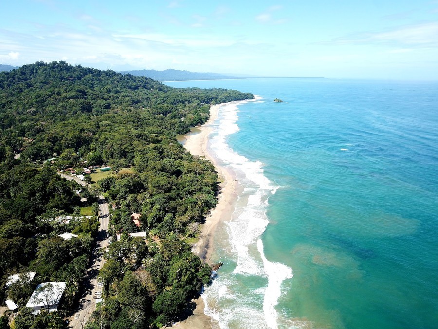 Hacer surf en Playa Cocles, algo imprescindible que hacer en Puerto Viejo de Talamanca Costa Rica