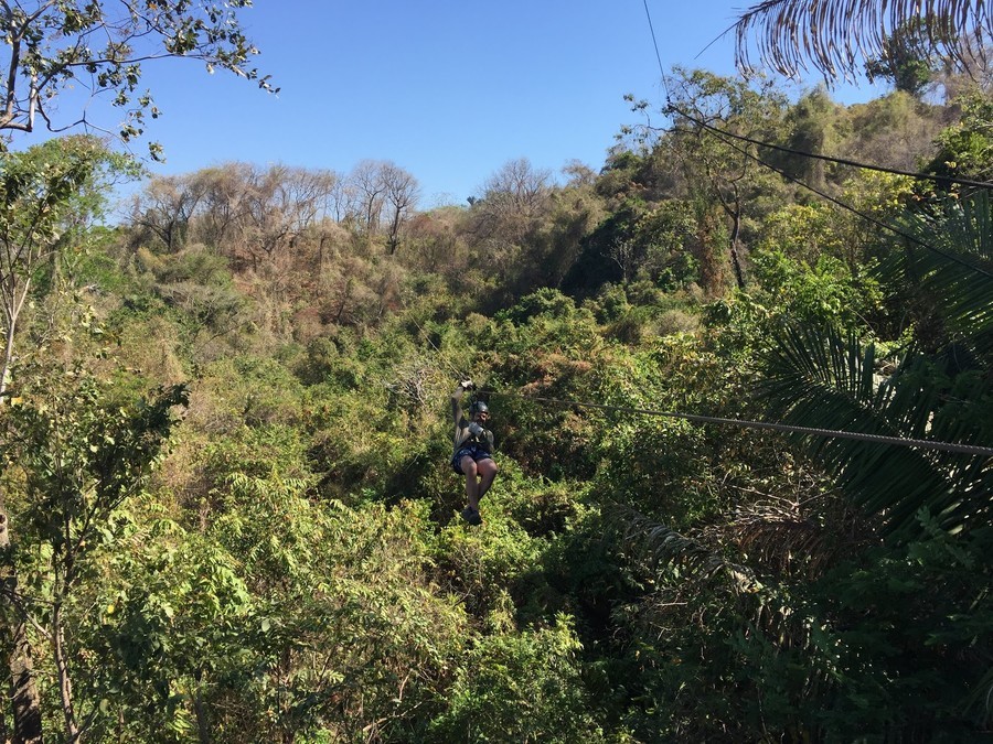 Lanzarse en tirolina en la Selva de Mal País, una forma divertida de hacer turismo en Santa Teresa Costa Rica
