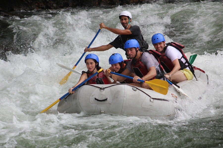 Rafting en el Río Savegre, algo que hacer en Jacó si te gusta la adrenalina