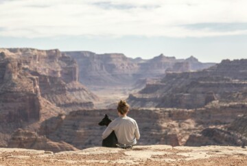Hiker with dog at Grand Canyon, best pet-friendly hotels in the Grand Canyon