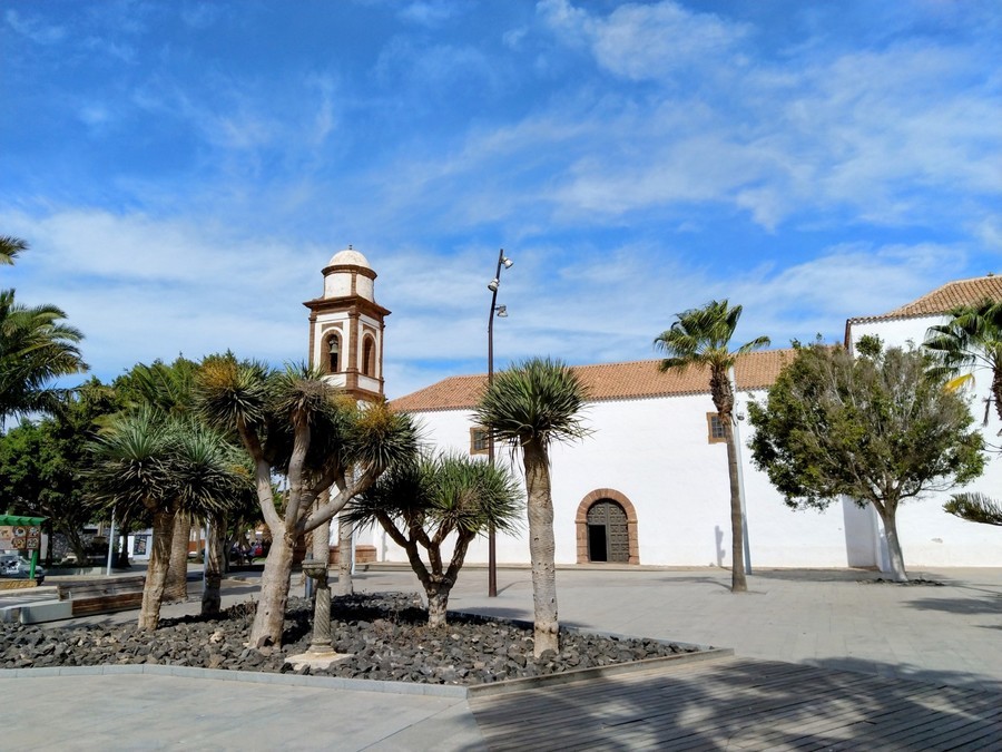 Antigua, un pueblo en Fuerteventura donde explorar molinos de viento