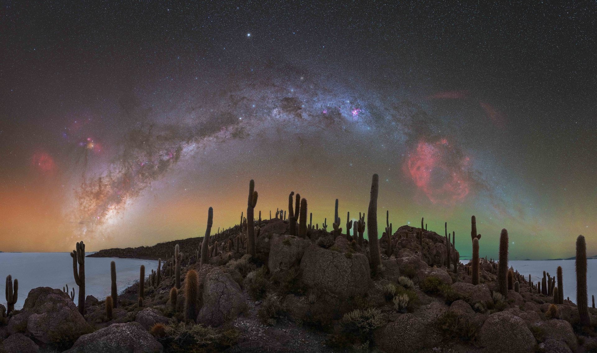 Milky Way arch over Isla Incahuasi in Salar de Uyuni