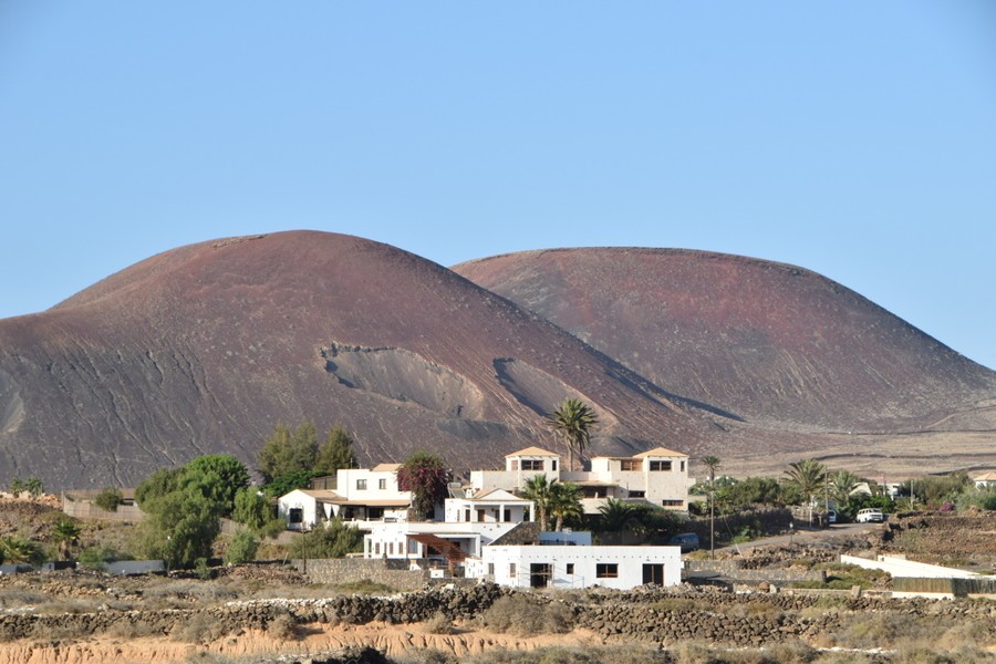 Lajares, uno de los pueblos en Fuerteventura con paisajes volcánicos