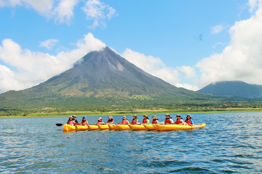 Kayak en el Lago Arenal del Parque Nacional Volcán Arenal