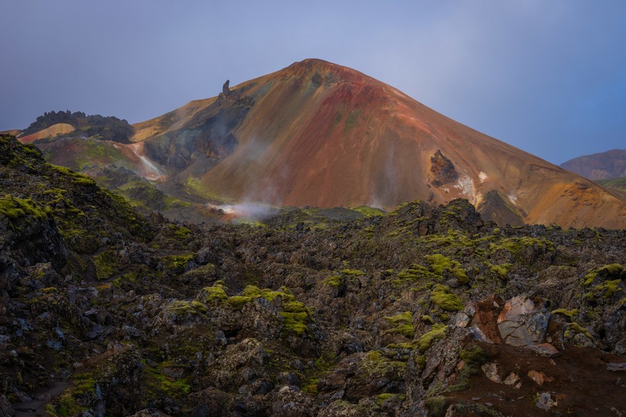 Terreno accidentado con chimeneas de azufre en las Tierras Altas de Islandia