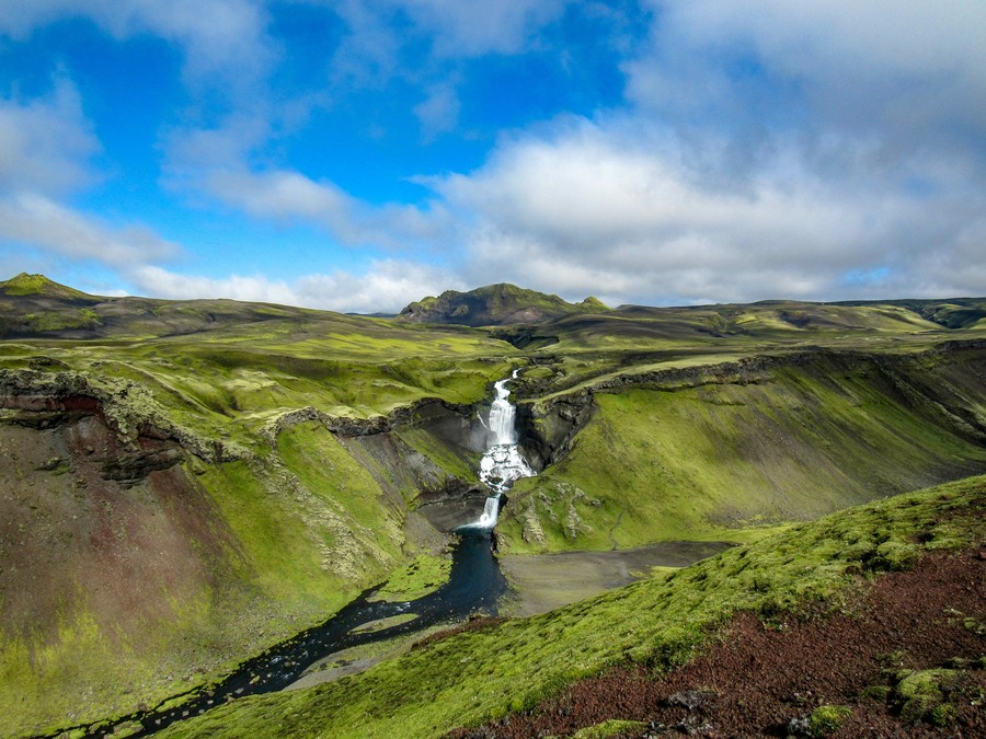 Cascada de Eldgja en Islandia al mediodía