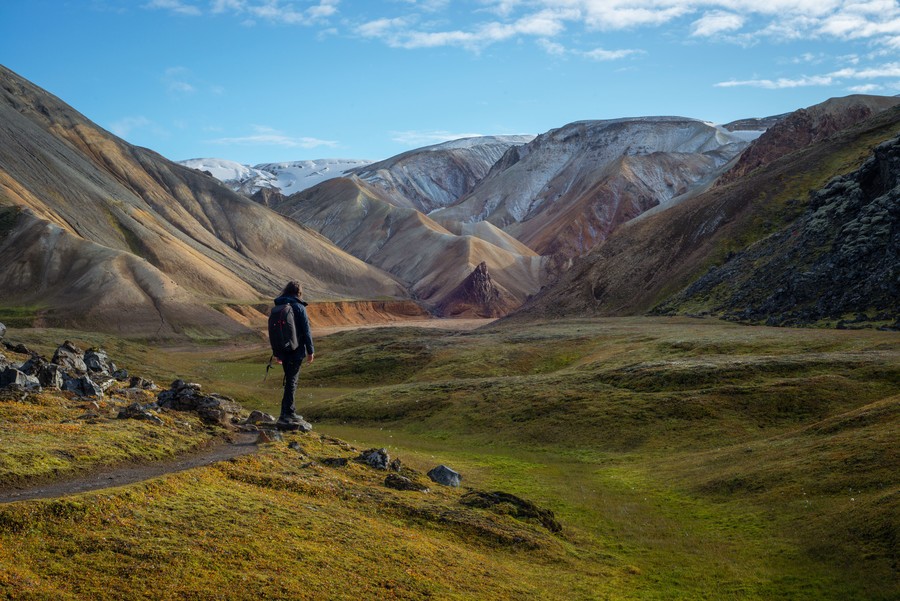 Persona contemplando las vistas en las Tierras Altas de Islandia