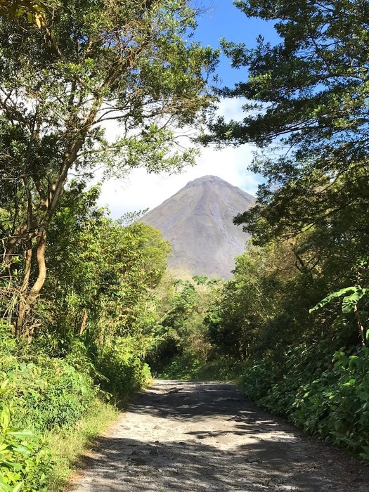 Mirador al cono volcánico del Volcán Arenal