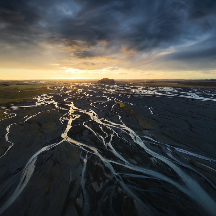 Ríos glaciares en Islandia con un cielo espectacular