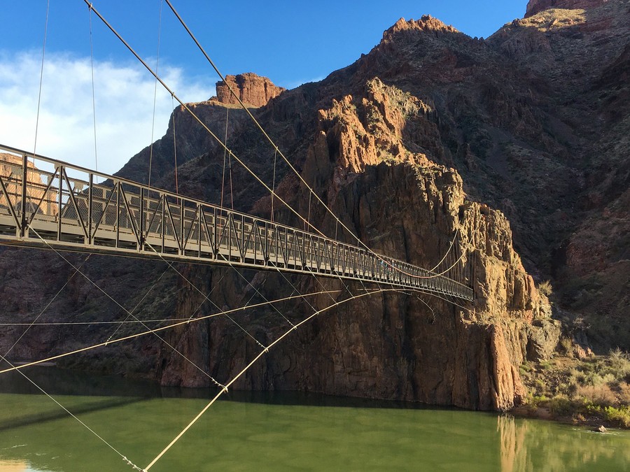 Puente que cruzarás mientras recorres el sendero Grand Canyon Rim-to-Rim