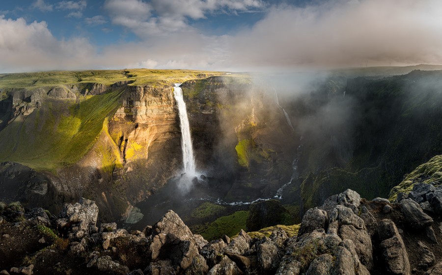 La cascada de Haifoss durante una hermosa puesta de sol