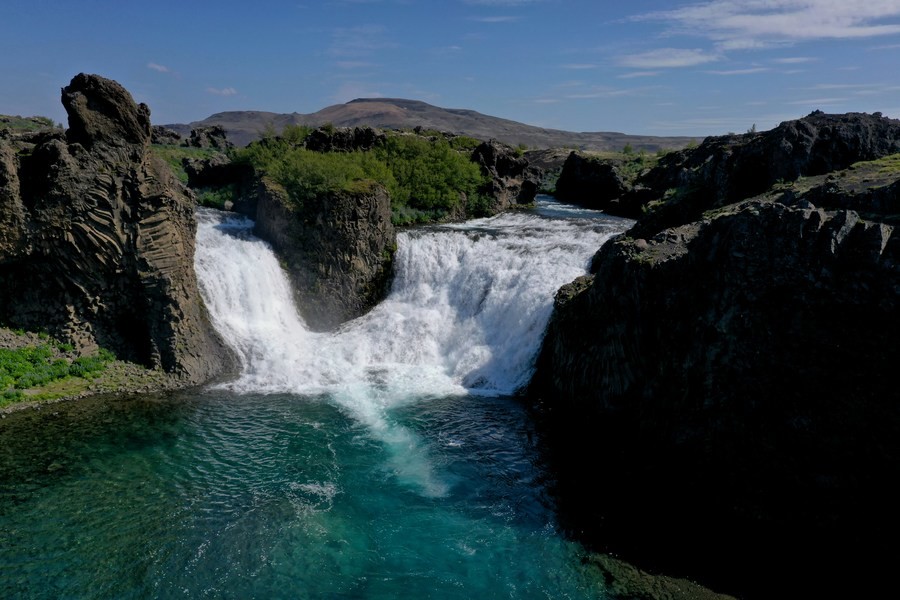 Doble cascada de Hjálparfoss en Islandia