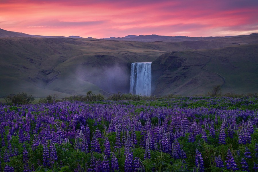 La cascada Skogafoss en Islandia durante un colorido atardecer