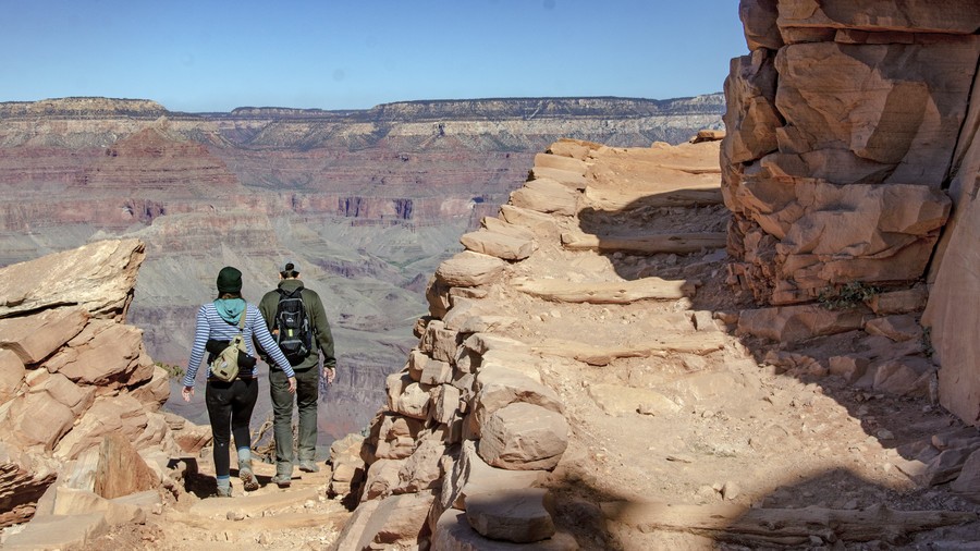 Excursionistas en el sendero de Borde a Borde del Gran Cañón