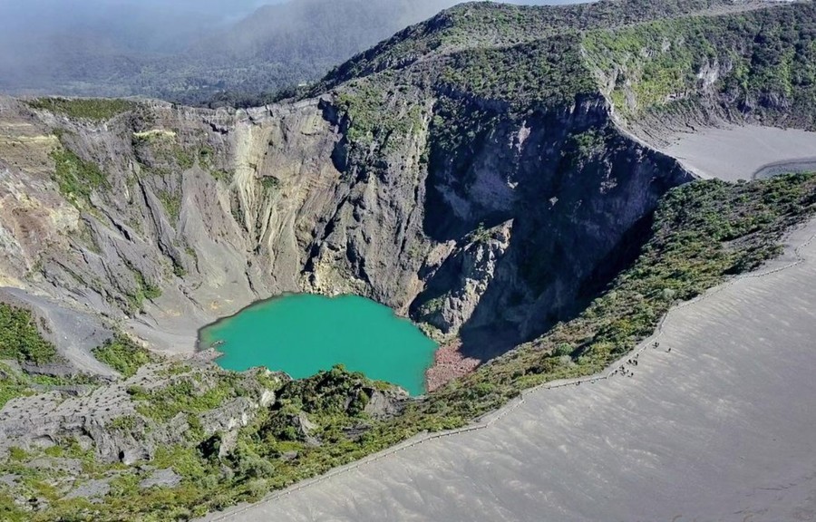 Cráter Principal del Volcán Irazú en Costa Rica